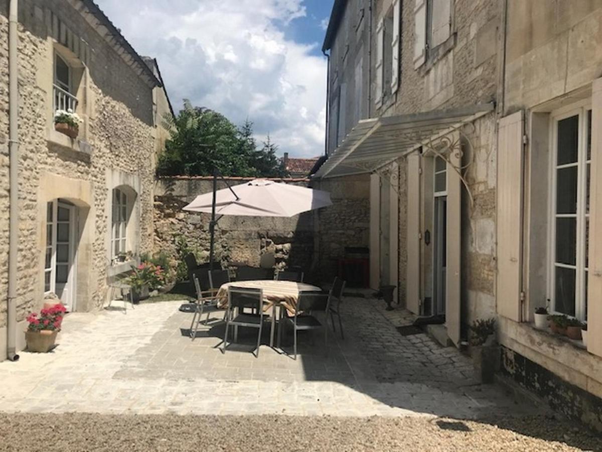 Maison de ville #toutfaireapied #proche gare Cognac Extérieur photo